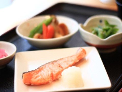 鮭をメインとし、副菜の品数も多くヘルシーな和食メニュー