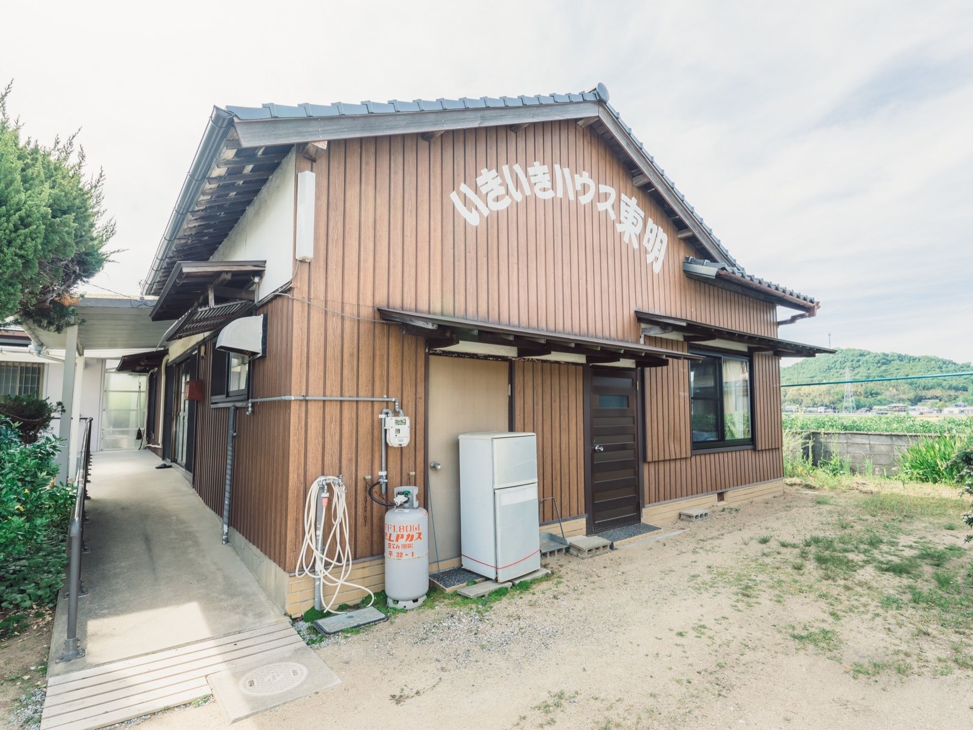 施設の壁色は、落ち着いた茶色で統一されている。館内へと続く出入口の上には、屋根が備えつけられてある。