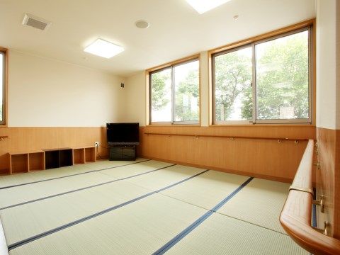 １０畳分の広さがあり、大型液晶テレビが壁際に置かれた広間
