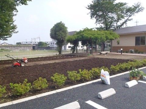 小型の耕うん機で農作が進められる、駐車場横の共用農場