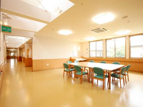 １０人ほどが座れるダイニングテーブルが部屋の中央に置いてある。窓がたくさんあり明るい日差しが差し込んでいる。