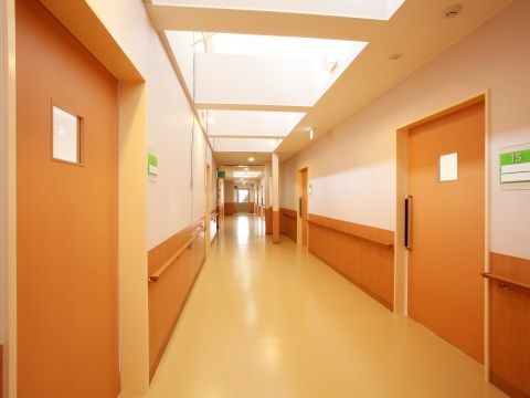 広々とした廊下は手すりが設置され、天井からは明るい日差しが差し込んでいる。それぞれの部屋は引き戸になっている。