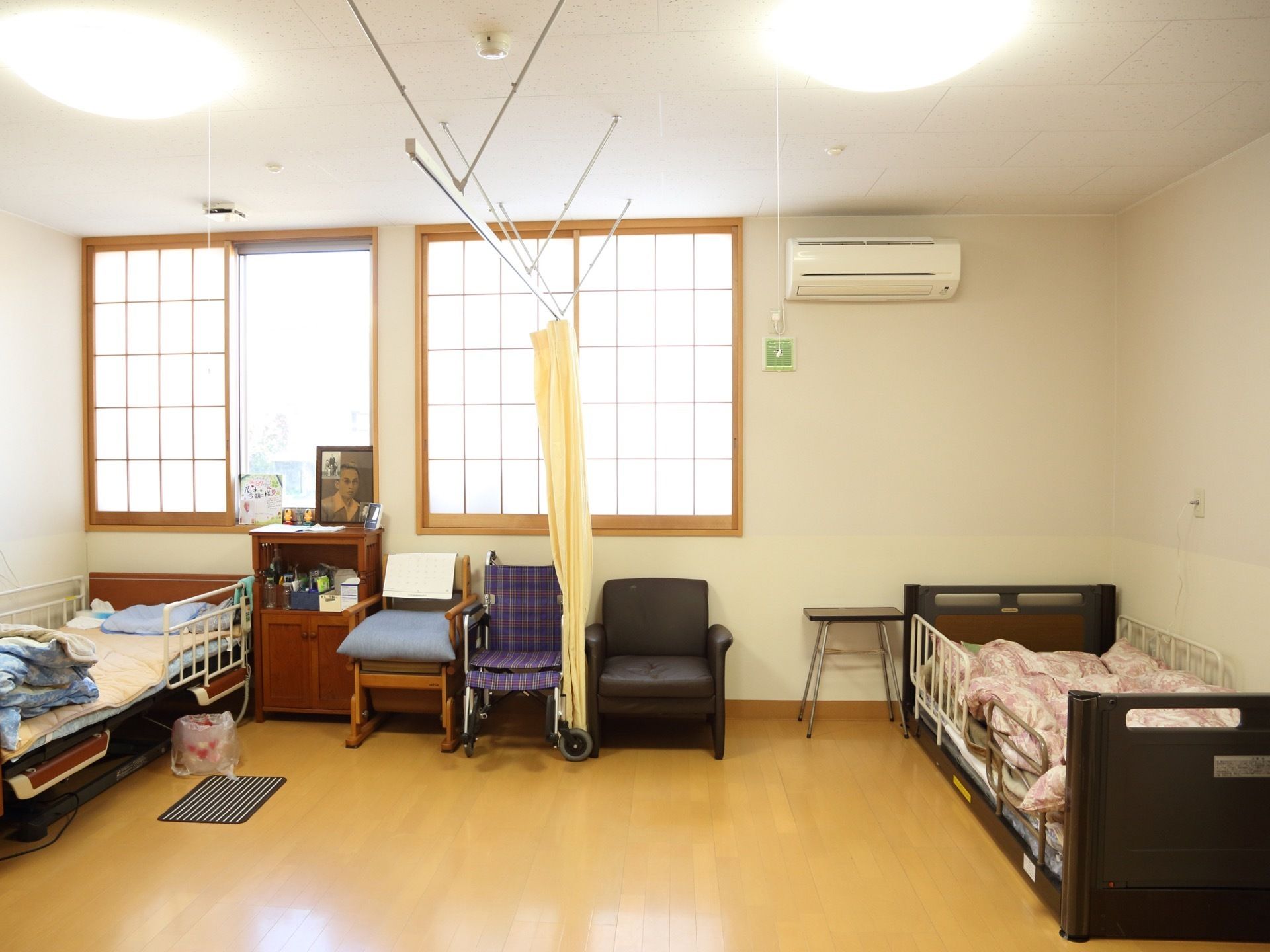 シェアルームとなる居室には電灯が２つあり、カーテンで空間を仕切ることができる。同じ部屋でも個人のペースで生活できるように配慮している。