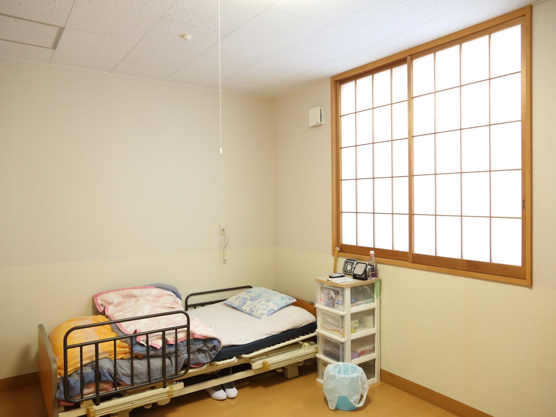 腰高窓があり家具の置き場所が困らない。障子付きの窓のため、優しい外の光が差し込み、落ち着いた空間を作り出している。