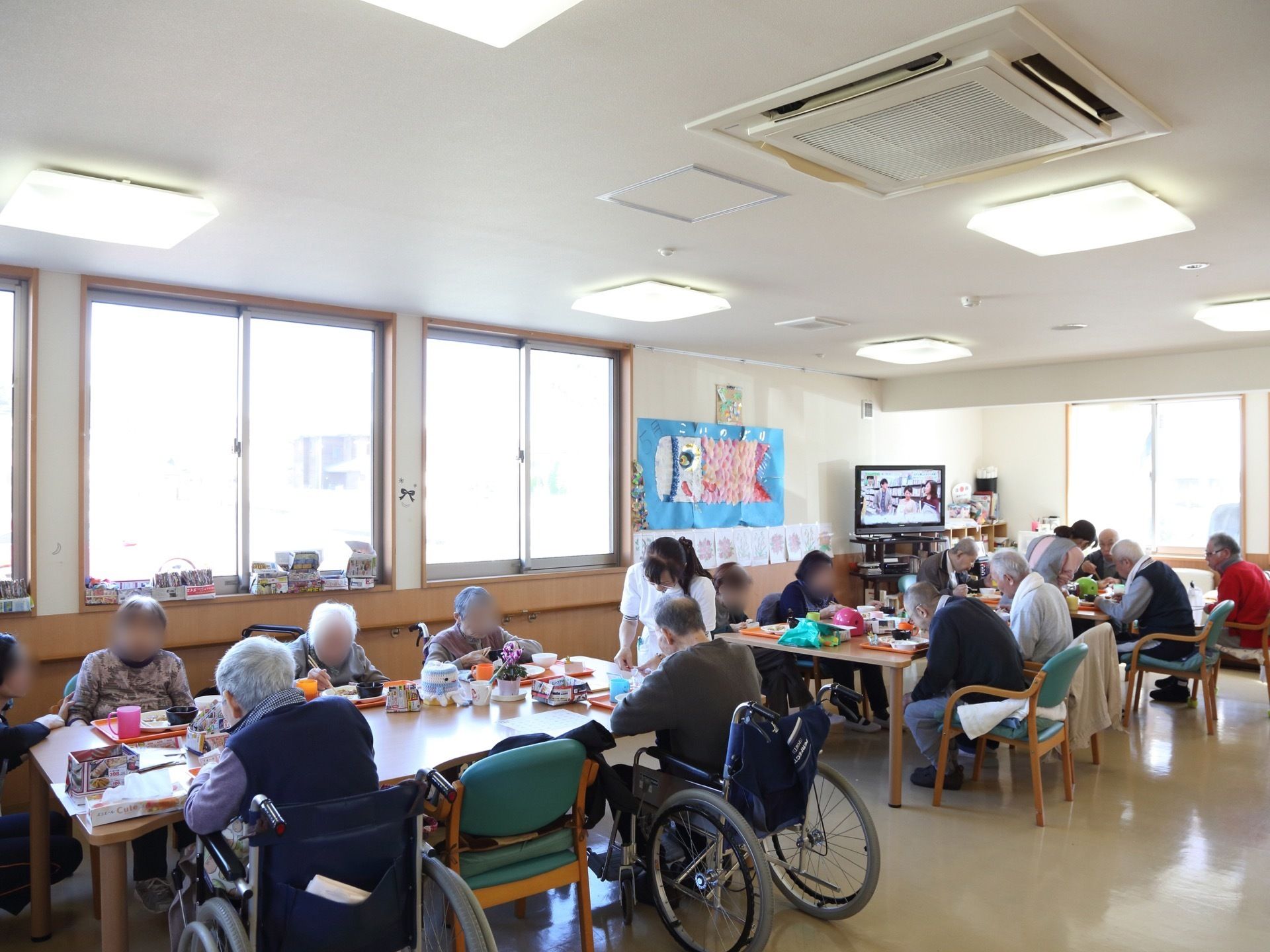 食事の際は居住者様がそろってとることができる共有スペースがある。車椅子のまま食卓につけ、角が丸いテーブルのため安心して食事をとることができる。