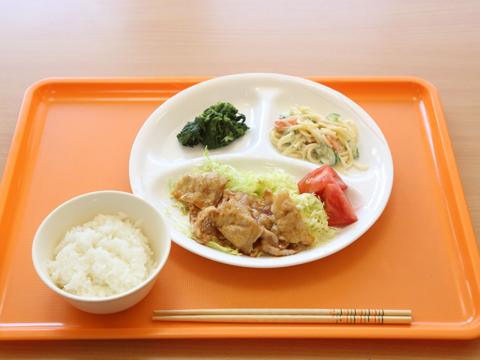 触感や彩りを考えられた食事である。楽しみながら食べることで、自然と健康維持につながるよう配慮している。