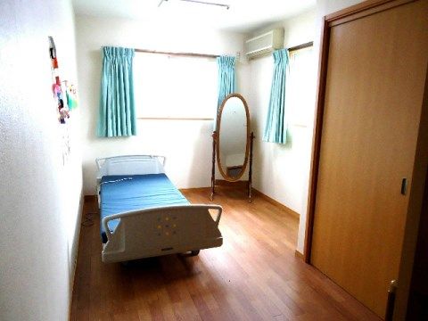 明るい居室には楕円形で高さのある鏡が設置されており、入居者様は外出される際などには姿見として使用することができる。