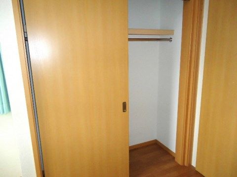クローゼットには棚が設置されており、その下にはハンガーパイプがあるため、入居者様の洋服などを掛けることができる。