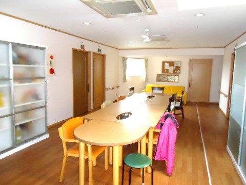 食堂の奥の窓際には掲示板が設置されており、施設内の行事の予定や連絡事項などをいつでも確認することができる。