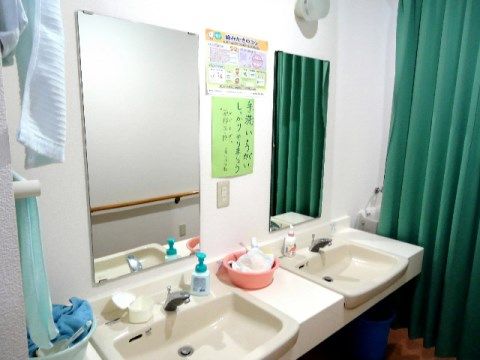 洗面コーナーには幅が広いボウルが設置されており、入居者様が使用する際には水の飛び散りが少なく快適である。