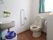 明るい清潔感のあるトイレには、しっかりとした手すりや温水洗浄便座が完備されているので快適に利用できる。