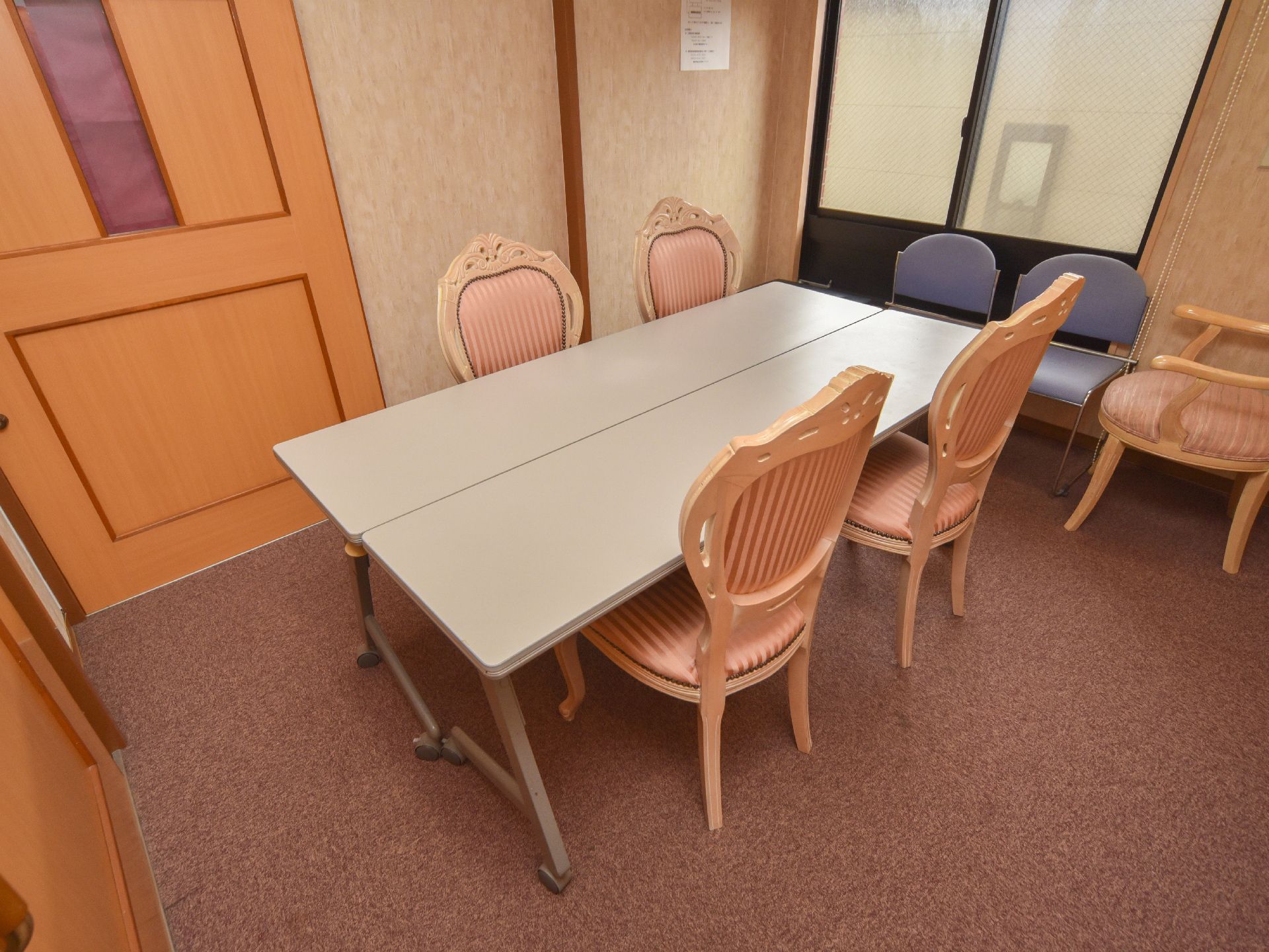 小さめのお部屋には4人掛けのテーブルセットが置かれている。ドアのガラス部分には紙が貼られ、外から見えない配慮がされている。