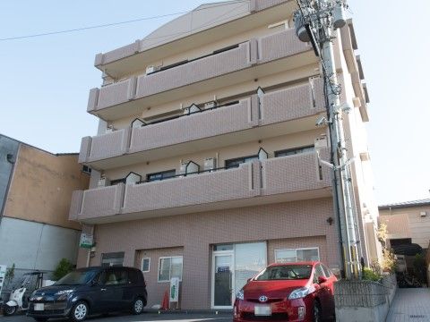 「エル・ファミーユ」外観。新しくご入居される皆様を心よりお待ちしております。