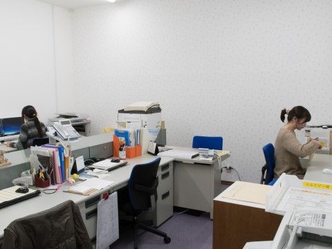 「エル・ファミーユ」事務室。入居者様が快適にお過ごしできるように、より良い施設づくりに向けて日々、意見交換をしています。