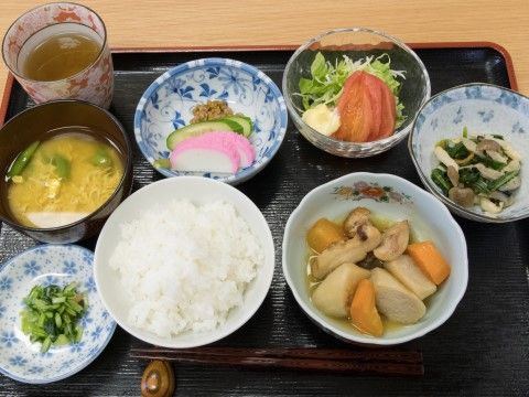 「エル・ファミーユ」お食事。お野菜やお魚を中心とした、栄養満点のお食事を皆様にお届けします。
