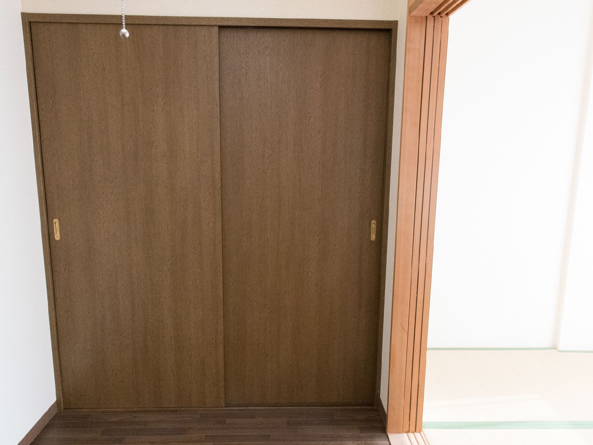 間仕切りは障子や襖、収納場所は押入れをイメージした設計。京都に立地する施設として、町にふさわしい空気を醸し出している。