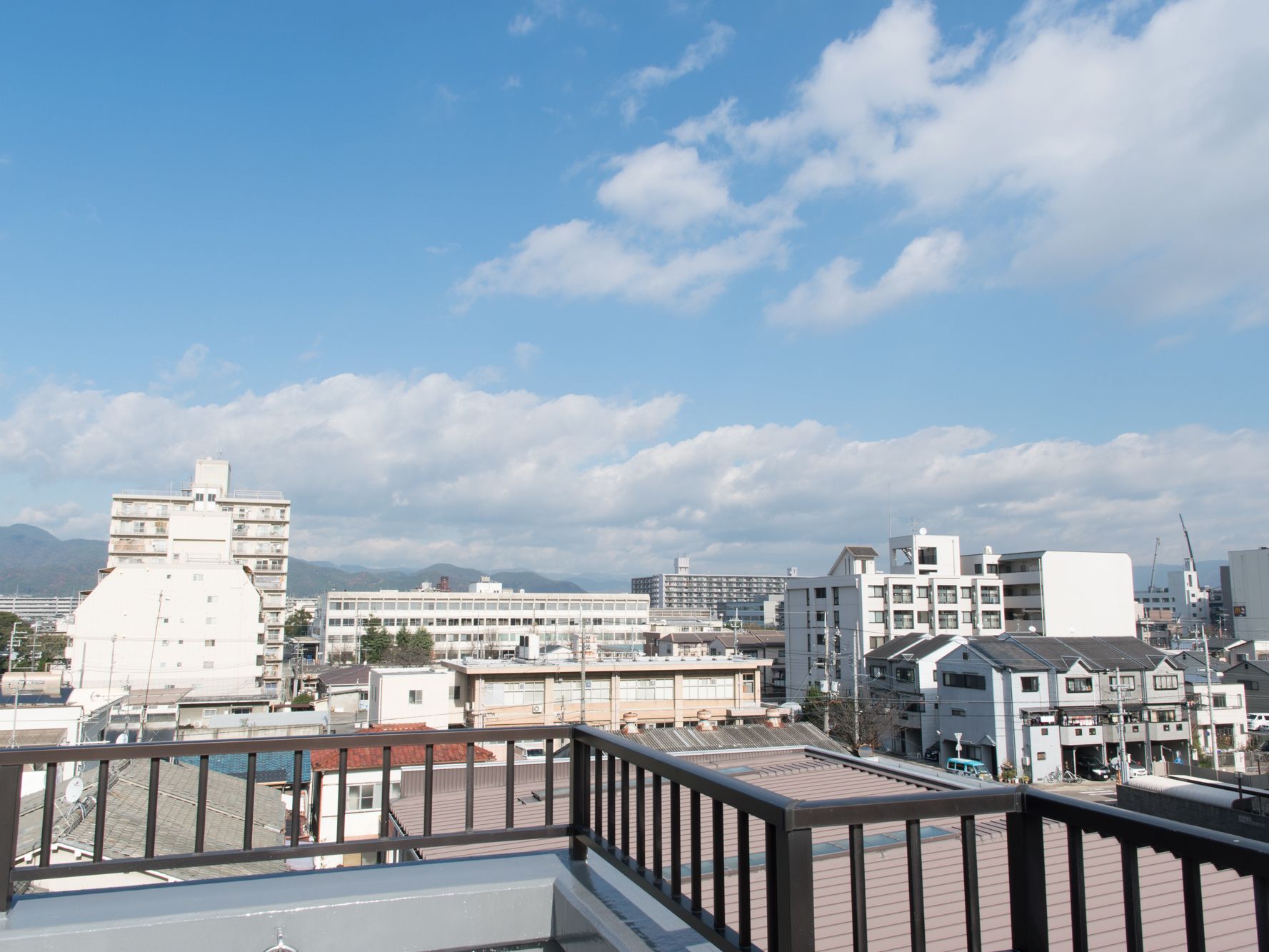 周辺には、日本が誇る世界遺産である京都の街並みが広がる。地元はもちろん、全国各地の利用者に、日本の古都に住まう喜びをご提供。