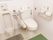 男性用トイレには、老人ホームにはあまりない小便用便器を設置。男のプライドのごとき自由な解放感を、存分に感じていただける。