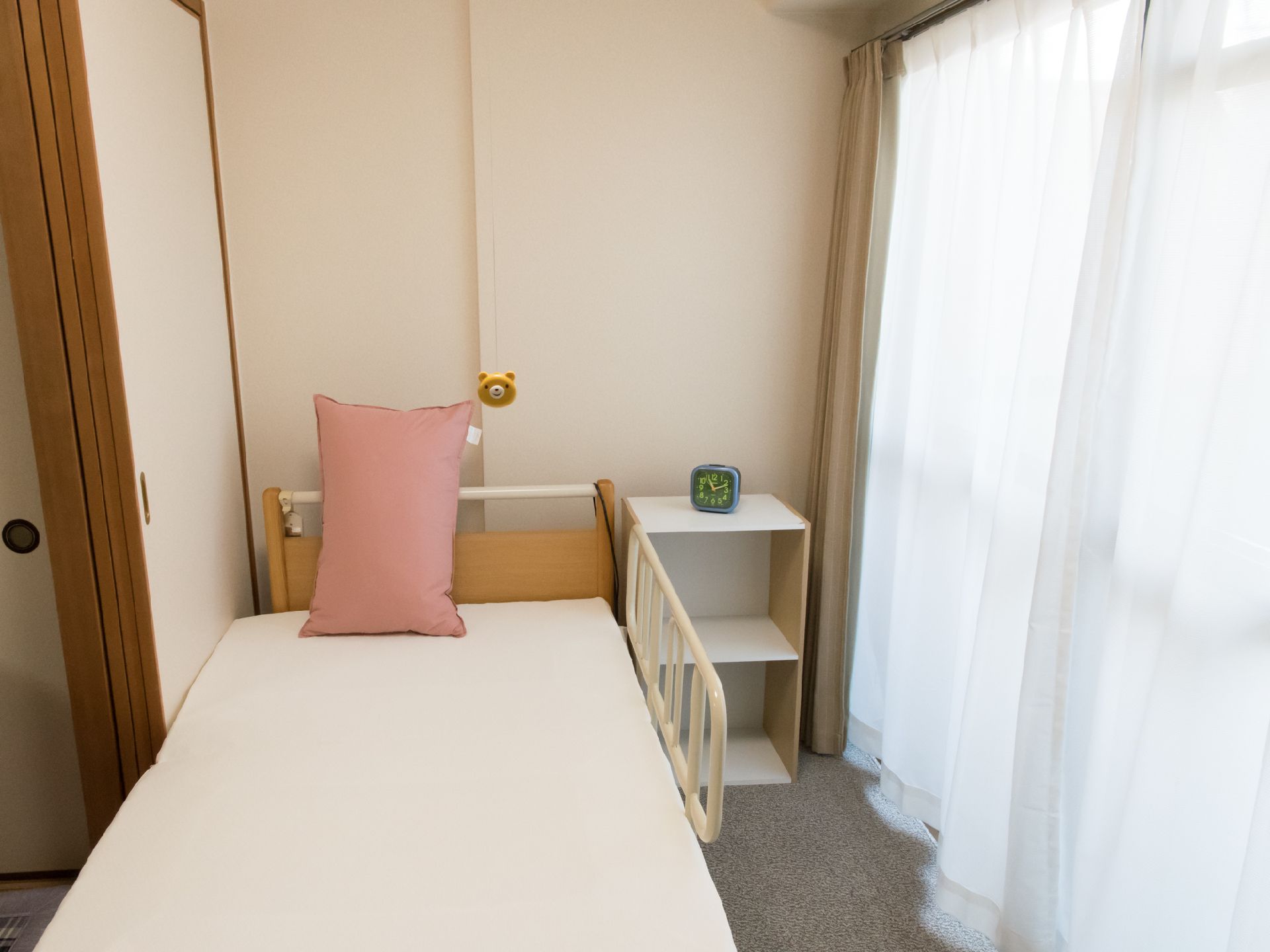 介護ベッドなど家具類の持込みは自由に可能。1階にはヘルパーステーションがあり、いざという時には頼りになる。