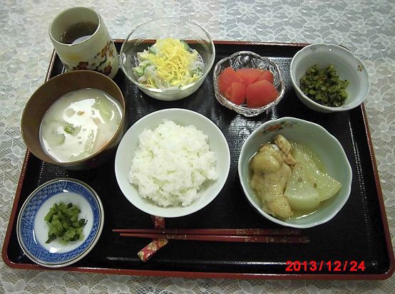 サラダと大根の煮物、ご飯と味噌汁のセット