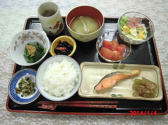 焼き鮭と黒豆やほうれん草のおひたし、ご飯と味噌汁とサラダ