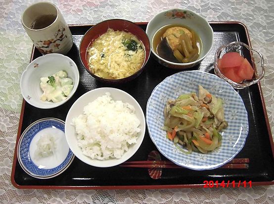 きのこと野菜の炒め物、がんもとふきのとうの煮物、ご飯とかきたま汁