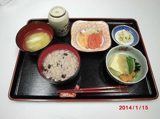 スライストマトと豆腐と野菜の煮物、赤飯と味噌汁のセット