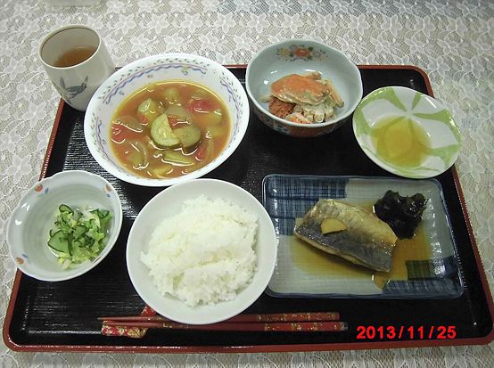 蟹や煮魚、きゅうりの和え物と茄子のスープのセット