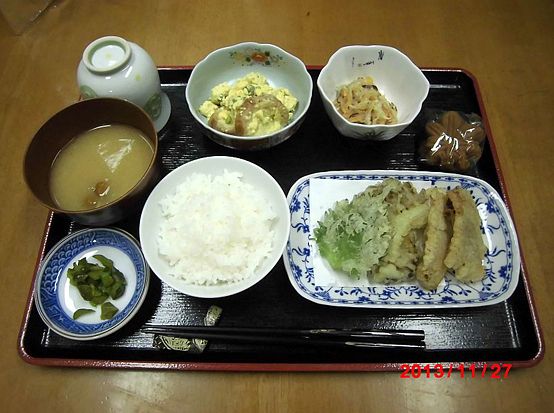 天ぷらの盛り合わせや卵とじ、ご飯と味噌汁と、もみじ饅頭が付いたメニュー