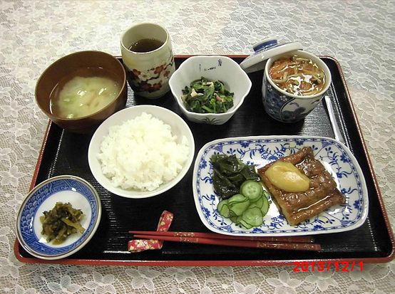ウナギのかば焼きときゅうりとワカメの酢の物、茶碗蒸しや青菜の炒め物、ご飯と味噌汁のセット