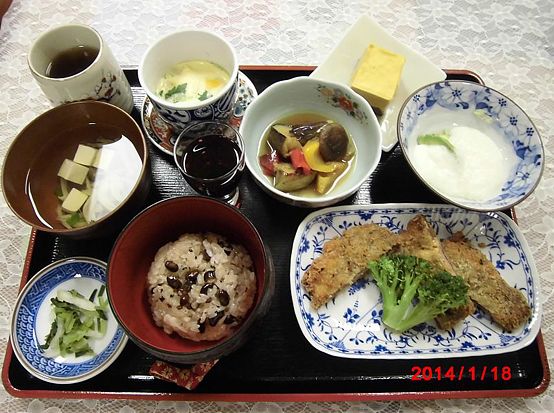 ブロッコリーを添えたフライと、椎茸とパプリカの煮物、赤飯と吸い物が付いたメニュー