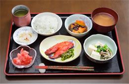 焼き魚やかぼちゃの煮物、ご飯と味噌汁のセット