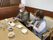 共有ダイニングでの食事風景