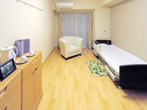 個室は広く、家具は備え付けである。ベッドにはナースコールも付いており、万が一の時にはいつでも対応可能。