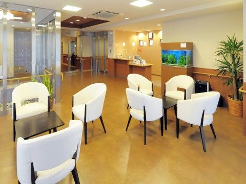 エントランスは広く、きれいな部屋である。ソファが置いてあり、入居者様同士の交流の場としても使っていただける。
