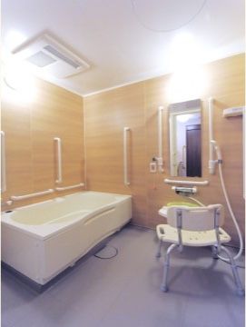 個室浴室があるため、いつでも自分一人の入浴タイムを楽しんでいただける。手すりもあるので一人の入浴でも安心である。