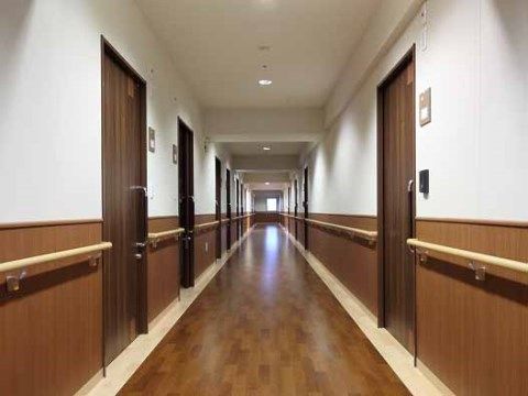 広く、ストレスを感じさせない廊下である。壁には手すりが付いていて安心である。居室は引き戸であり、開閉も楽にできる。
