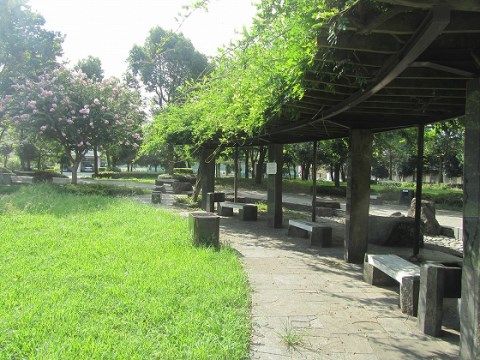 施設の近くには公園もあり、散歩コースとして利用できる。緑や花が咲いており、ゆっくりと散歩を楽しんでいただける。