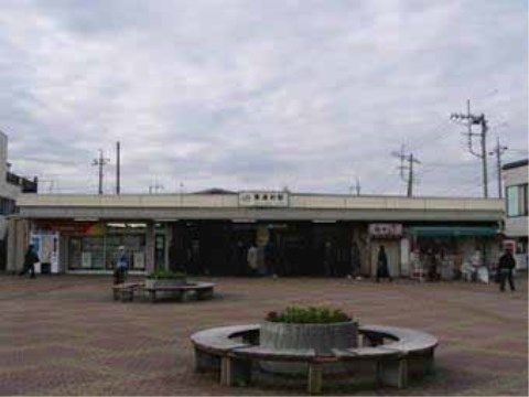 バスで2分の距離に駅があり、ご家族の来訪にも便利。ご自身の外出の際にも利用でき、大変便利な立地である。