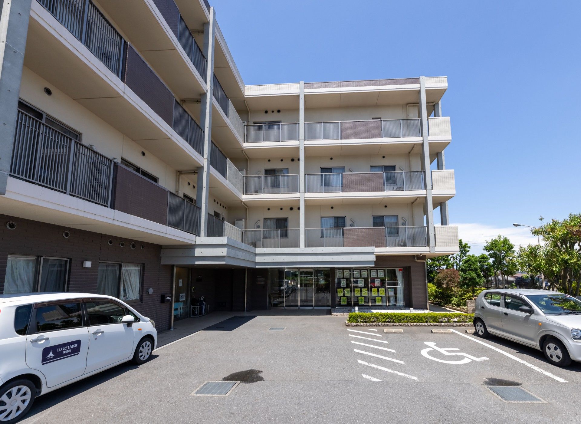 4階建てのサービス付き高齢者向け住宅の外観