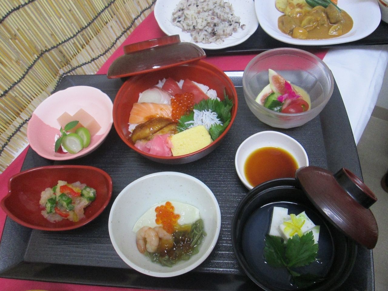フルーツのデザートが付いた海鮮丼と赤飯のセット