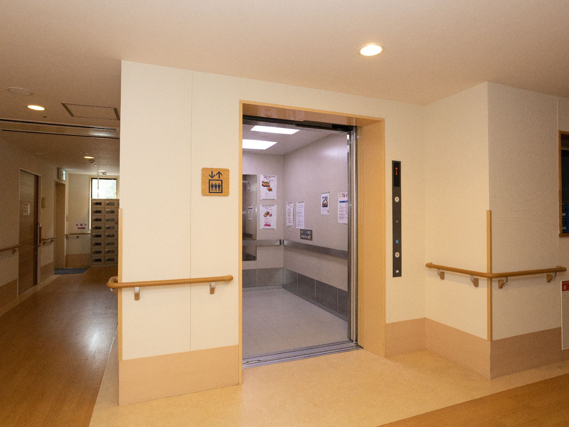 出入口の幅が広く、中にも手すりが設置されているエレベーター