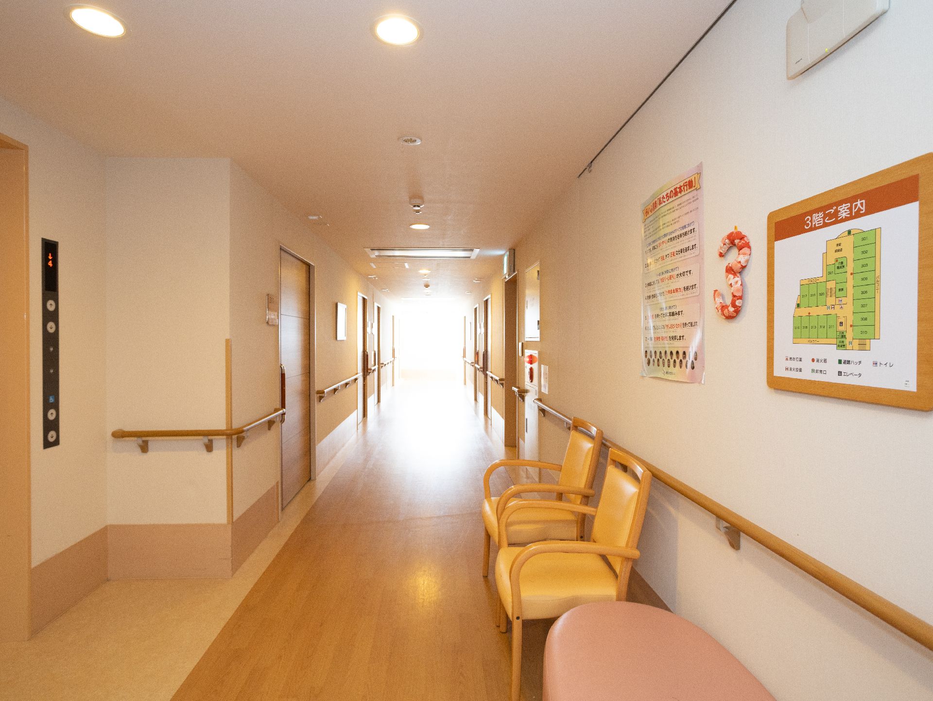 手すりが取り付けられ、段差がすべて解消されている廊下