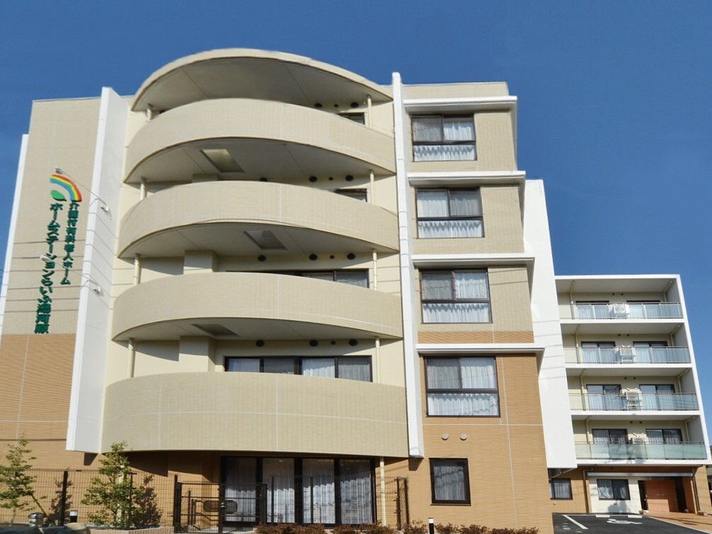 ツートーンカラーの5階建ての建物のイメージ図