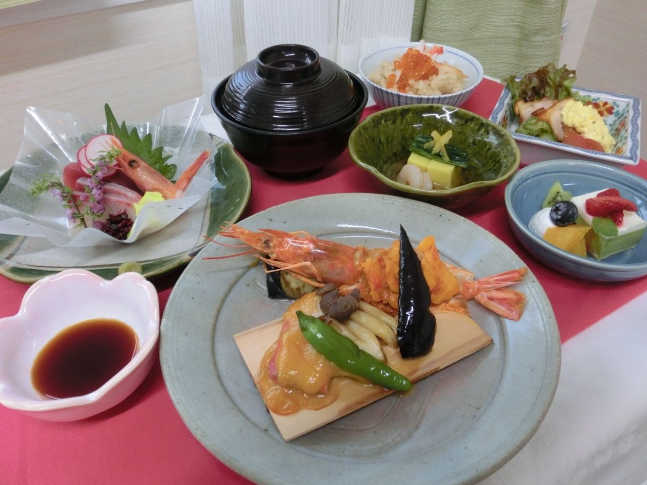 刺身や海老の焼き物、フルーツをのせたデザートが付いた特別食
