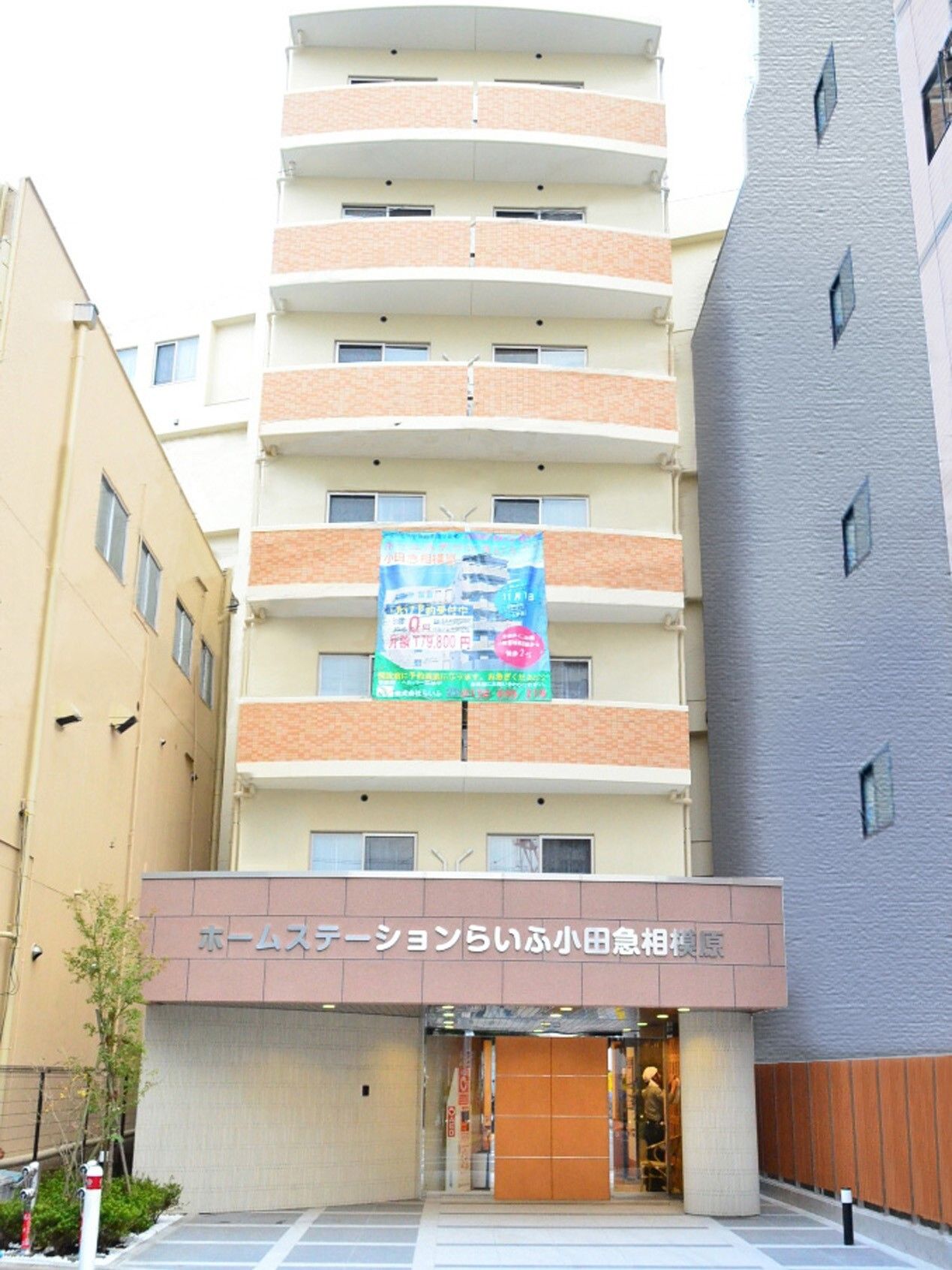 ベッドと収納家具が配置されたエアコン付きの居室