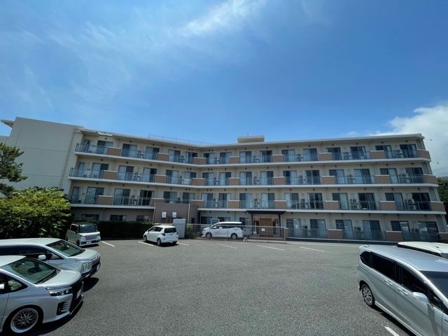 大きな窓とベランダが複数ある高齢者施設の外観