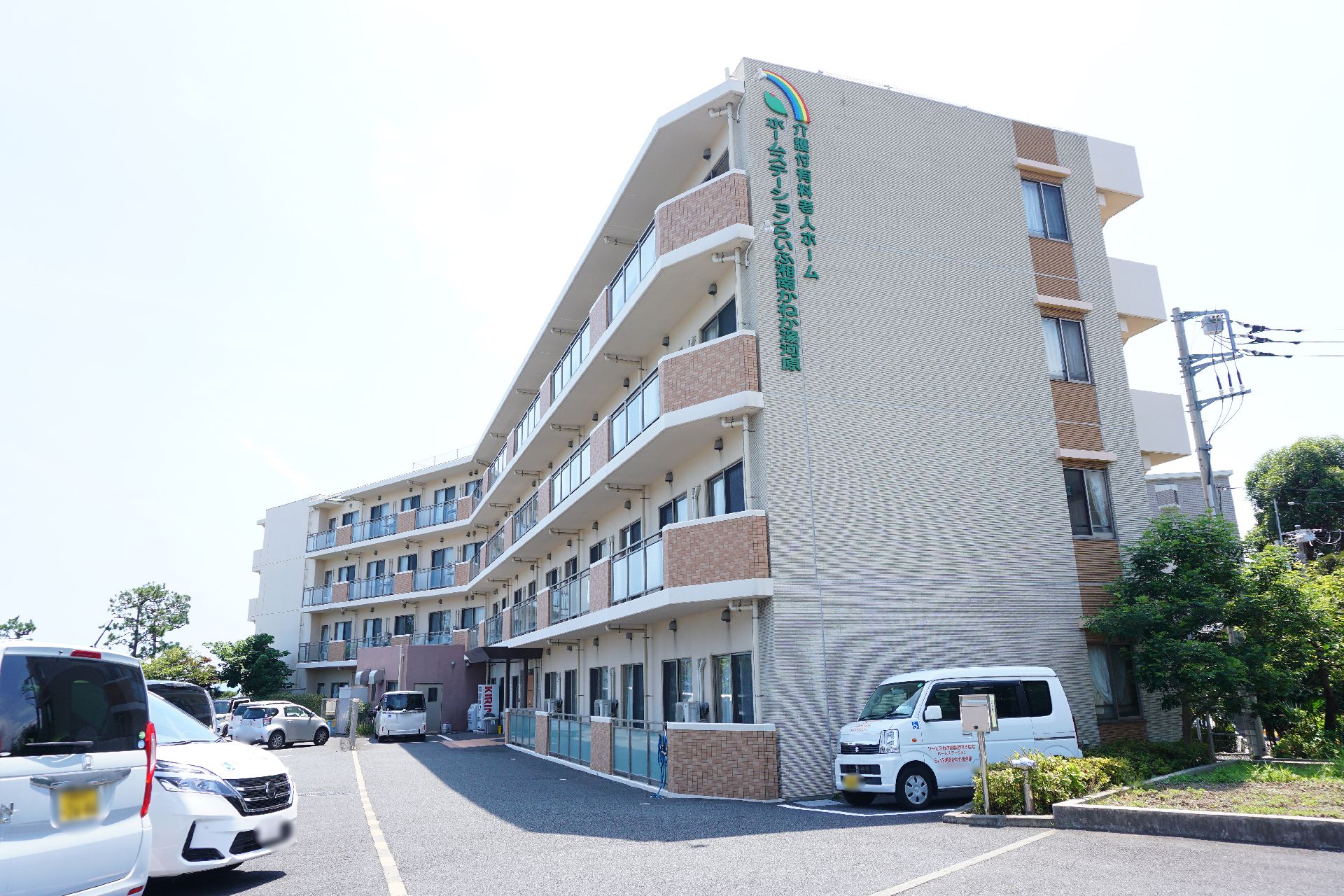 温かみのある色調で、高級マンションのような雰囲気が感じられる外観