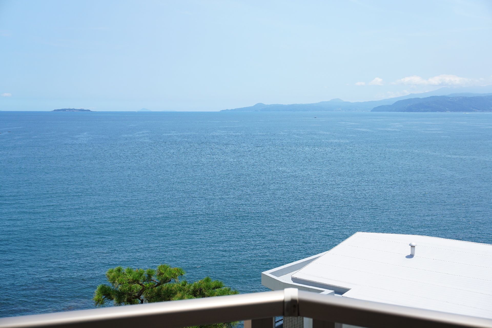 施設の近くに海があり、屋上や窓から海上の風景を楽しめる特徴的な周辺環境
