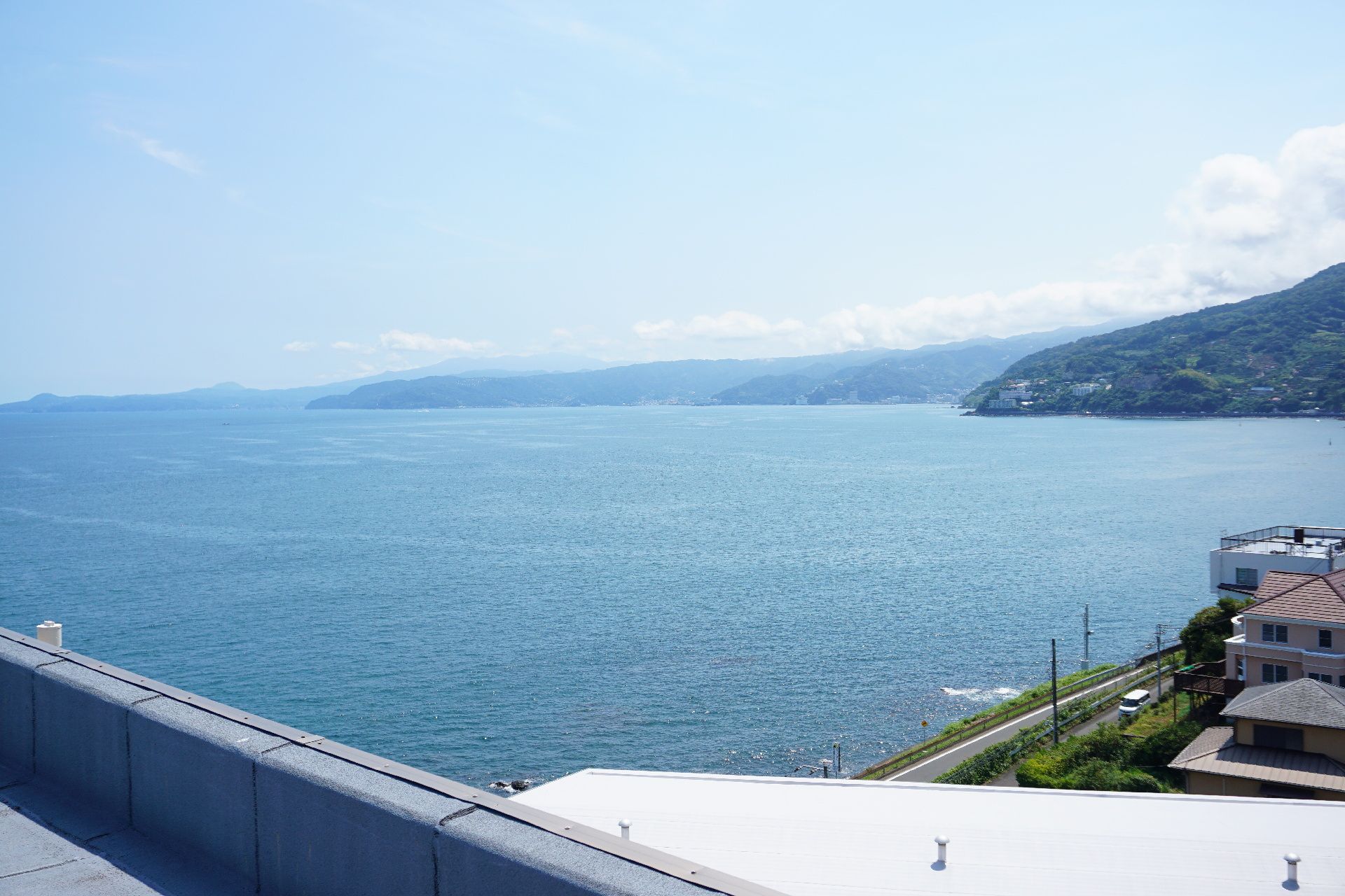 海の近くに立地し、屋上から夕陽や朝日が見える特徴的な周辺環境
